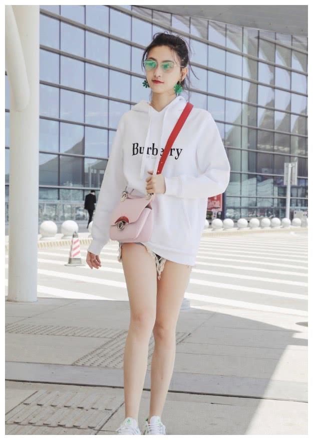 当年红遍全网的武大校花黄灿灿,今穿1cm"刘海裤"秀漫画腿!