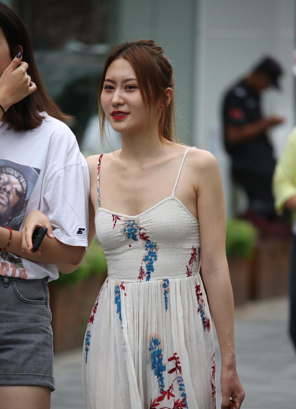 原创时尚女生的别致穿搭选择清新吊带展现时尚魅力