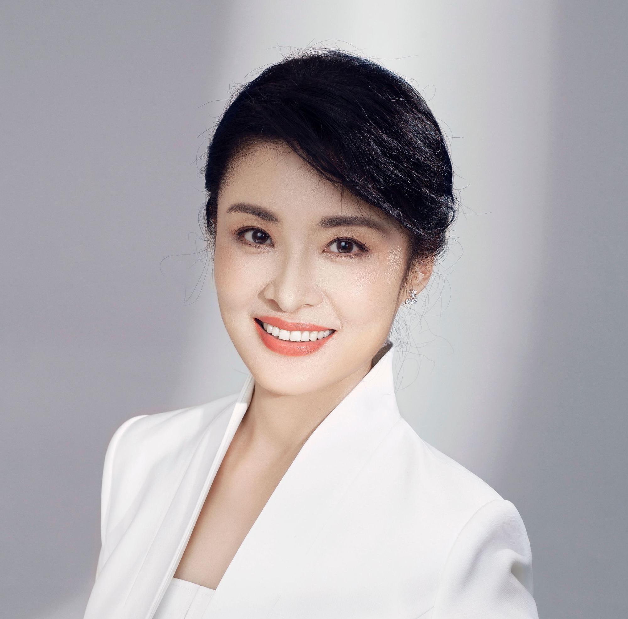 电视神颜被上亿人围观,52岁的周涛,还能抢走女明星的风头?