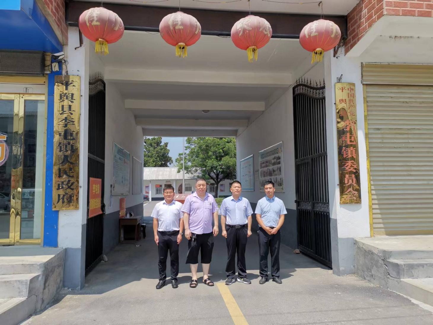 高新科博士與平輿縣人大副主任溫留闖(原李屯鎮黨委書記),李屯鎮書記