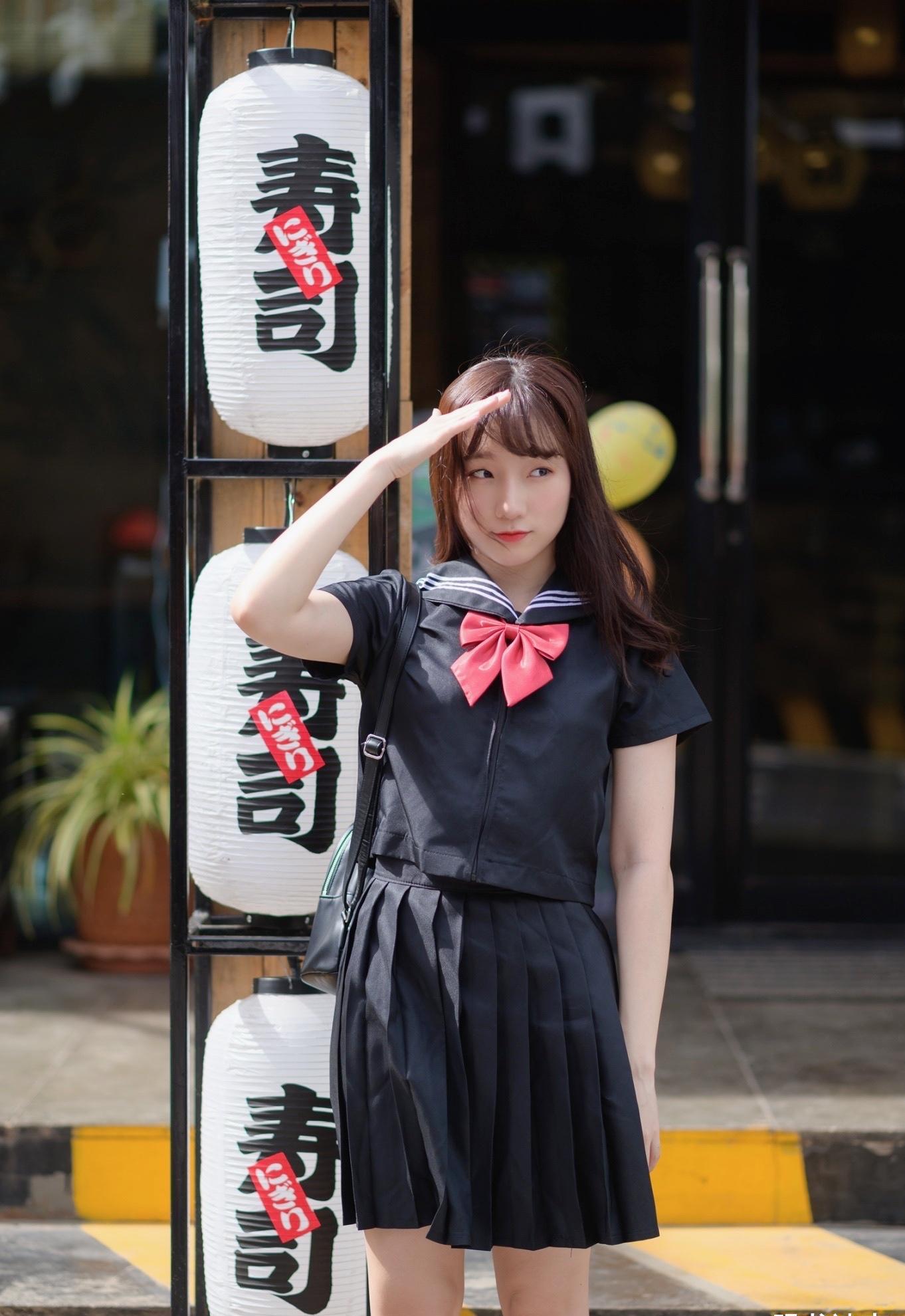 穿黑色水手服的美少女模样清纯可人表情俏皮可爱