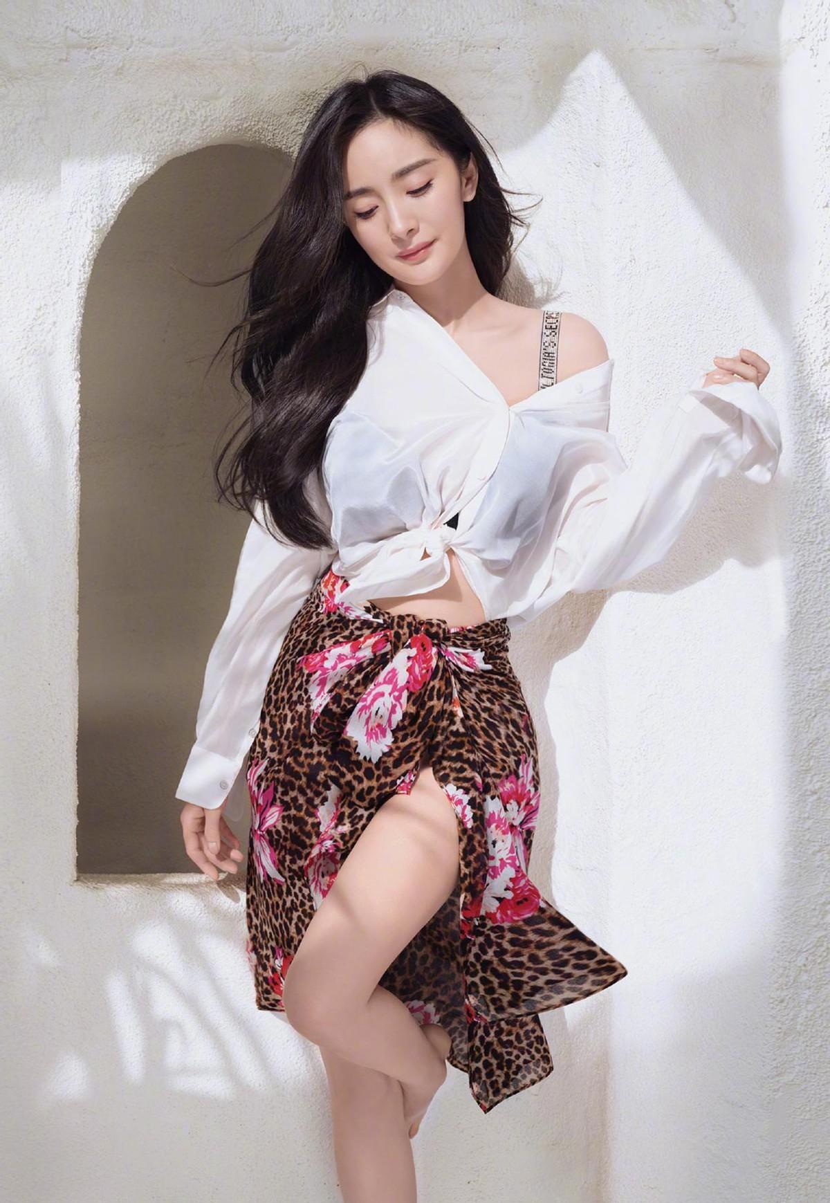 杨幂太大胆了吧,穿超短上衣裹不住上半身,身材凹凸时尚万千_显得_造型