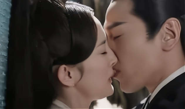 杨幂与小9岁男星拍吻戏,强悍接吻垫脚亲,男方当场多次擦嘴_许凯_过