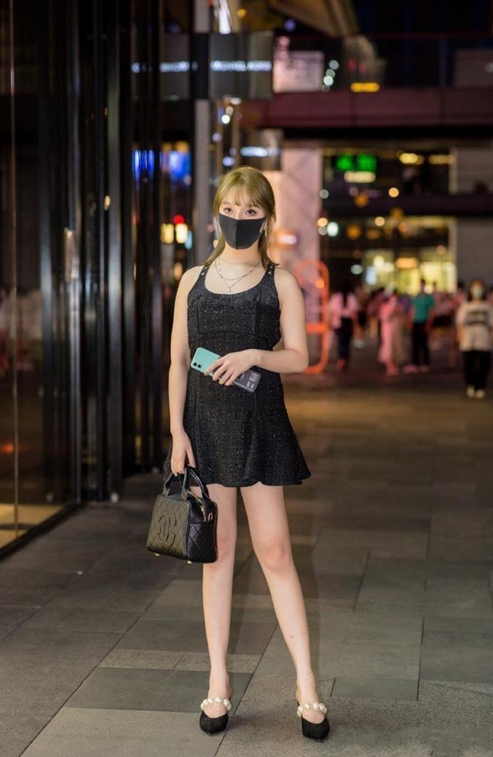 原创路人街拍姑娘牛仔裤配白色上衣素雅又有恬淡的美