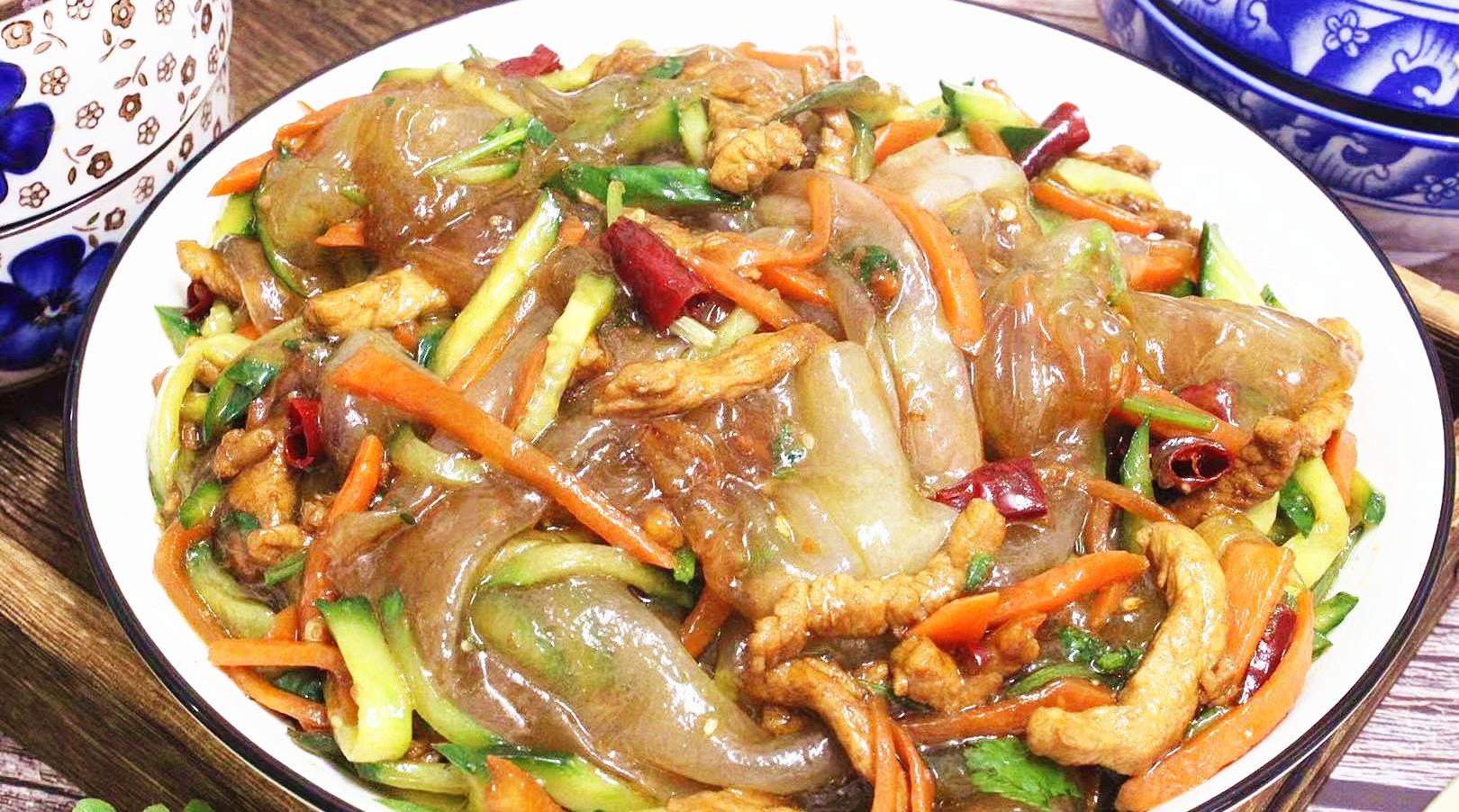 原创把拉皮和猪肉丝放到一起炒太美味了我家隔三差五吃解馋下饭