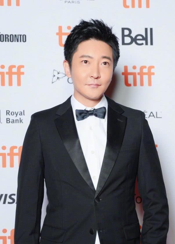 叫做郭京飞,不靠颜值就靠气质,站在那里就是亮点所在_黑色_发型_时尚