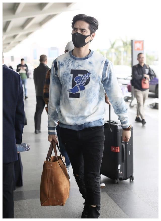 阿云嘎穿扎染卫衣走机场,眉头紧皱表情严肃,发型凌乱太显老_时尚_紫盐