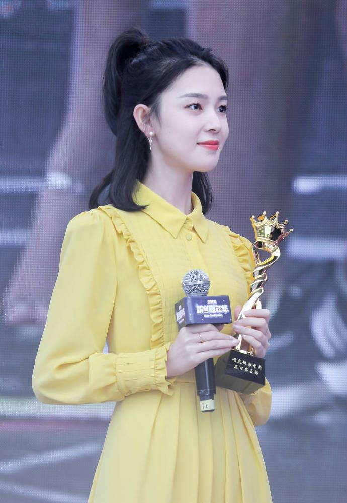 25岁陈瑶和26岁iu,撞衫荷叶边连衣裙,都是"小仙女"谁怕谁_感觉_设计