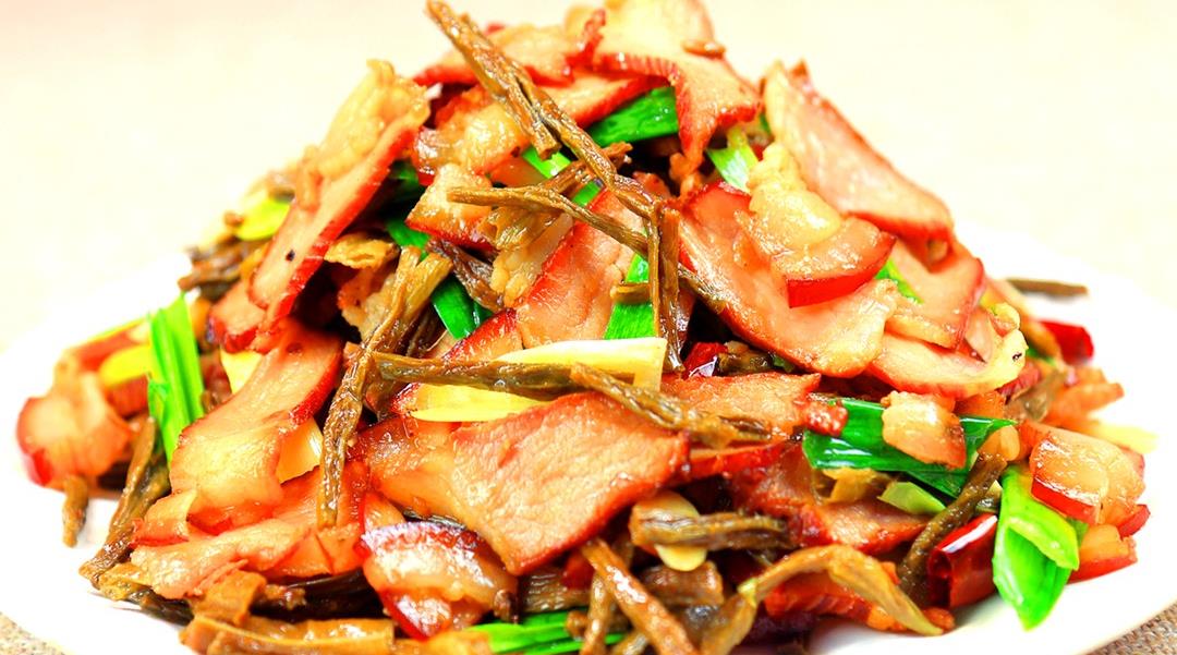 干豆角炒腊肉,这鲜味难怪全家喜欢_蒜苗_香味_滑锅