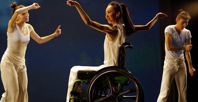 张艺谋亏欠最多的女人,因一秒钟高位截瘫,毁掉了她的一生_刘岩_舞台