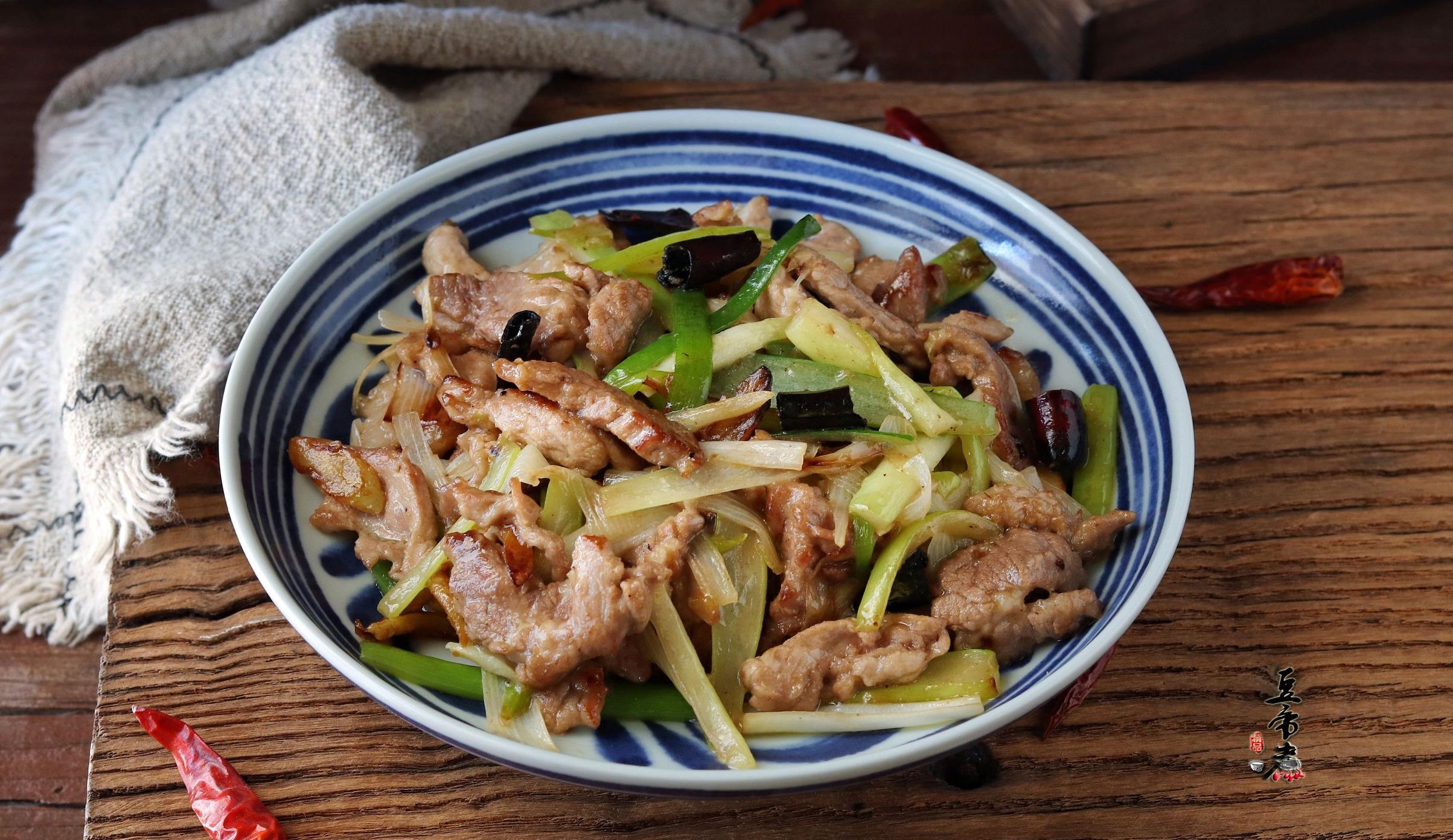 吃一葱立一冬,多吃这个菜健康活力好,做法简单下饭香,为何不做_大葱