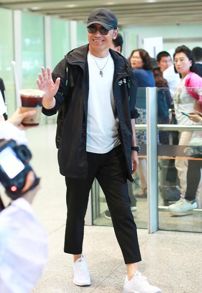 一身黑白配,干净又清爽一,苗侨伟的中老年穿衣打扮年轻时的苗侨伟不像