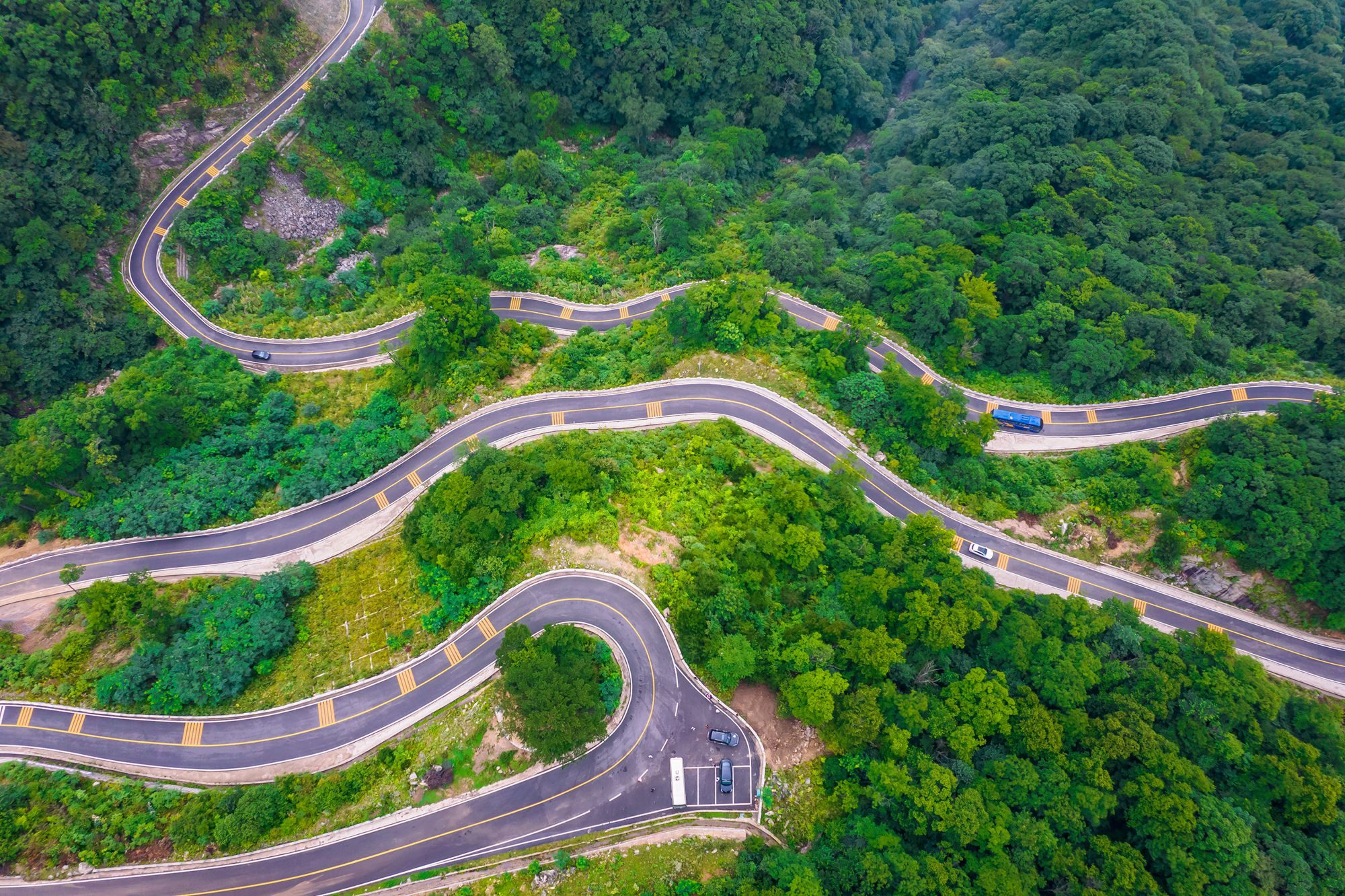 原创安徽六安红岭公路马鬃岭段从高空俯瞰公路百转千回如入仙境