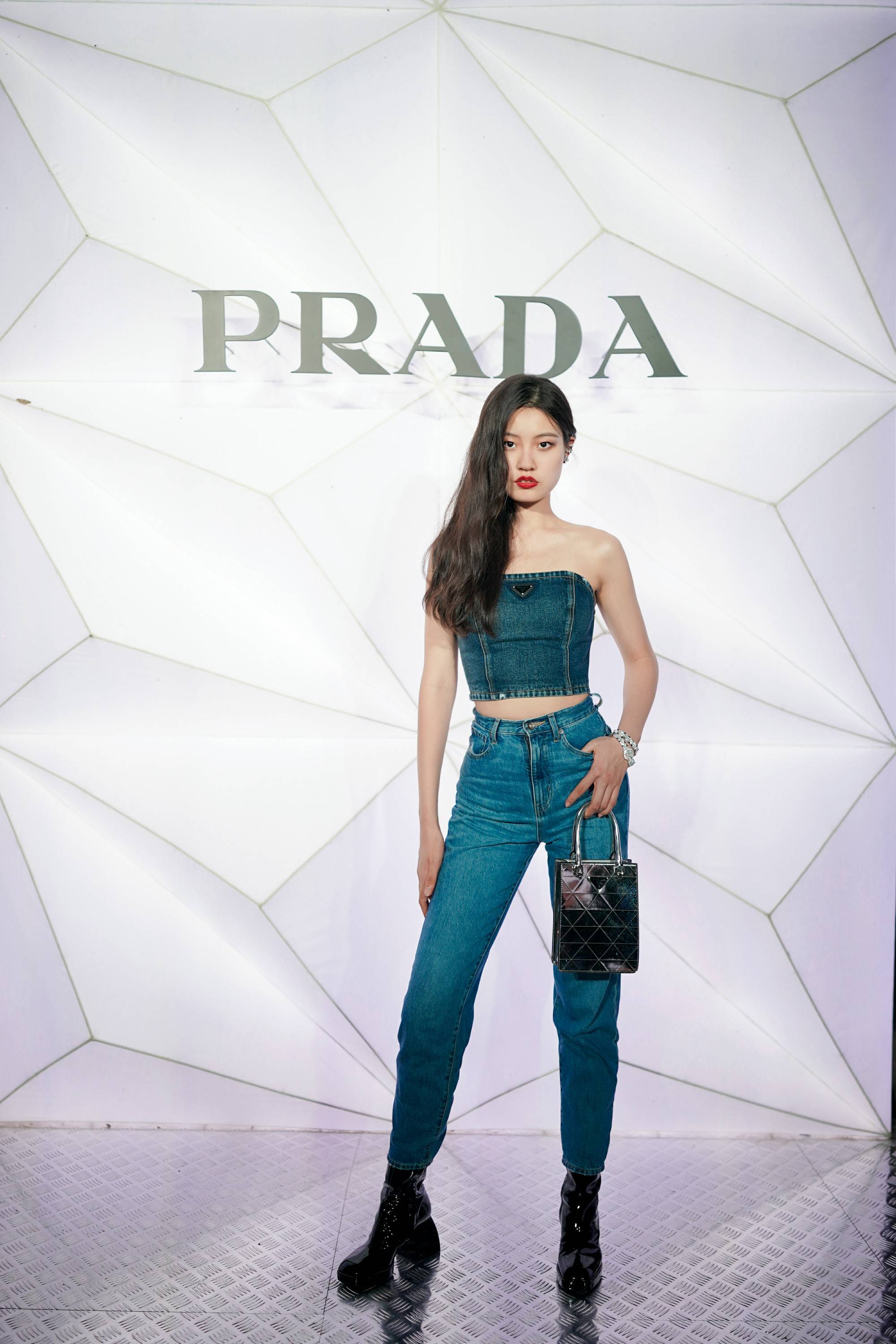 赵雨思出席prada大秀 高级脸时尚表现力不俗_收获_长相_气质