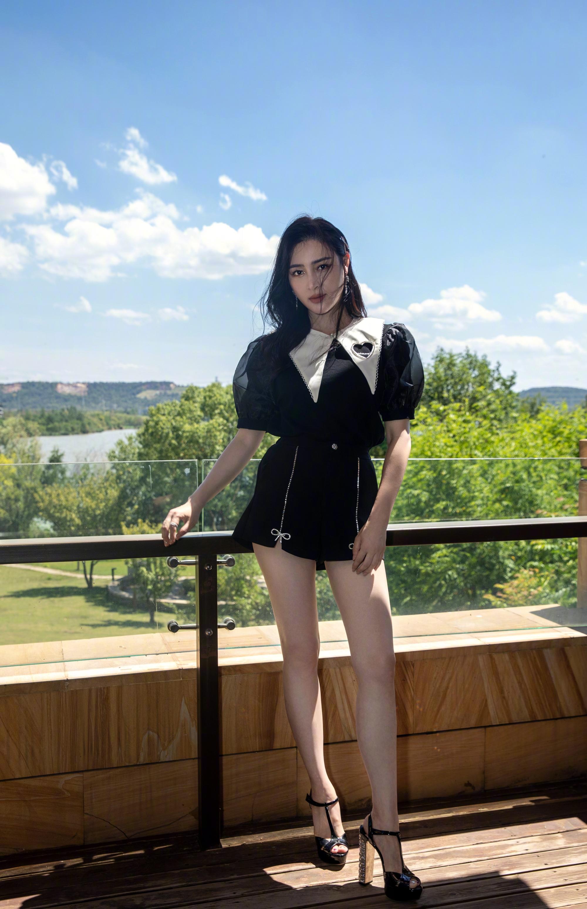 性感女星甘婷婷晒最新写真,黑色套装秀美腿,展现出冷艳的一面_角色