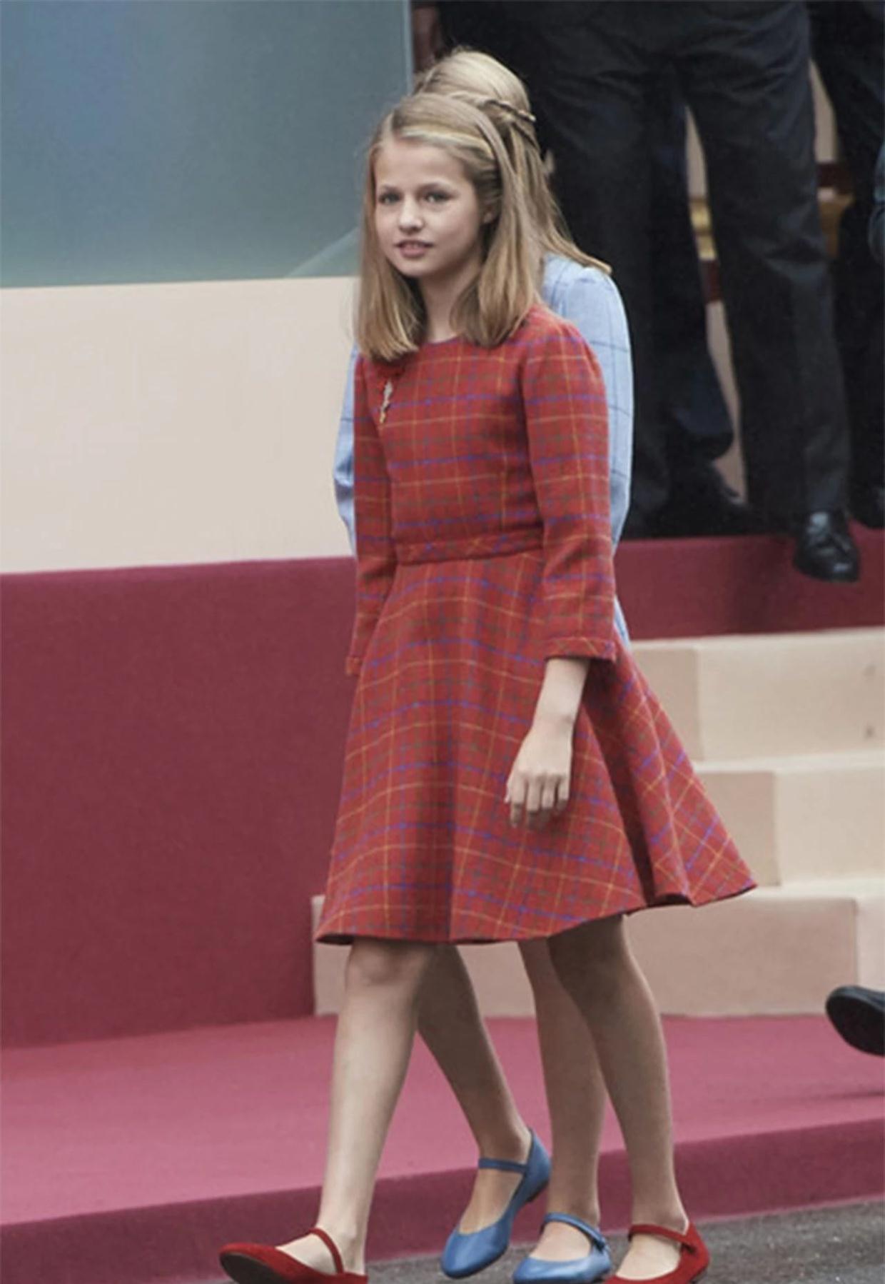 西班牙公主莱昂诺尔真会穿,玫红色连衣裙青春靓丽,活泼可爱