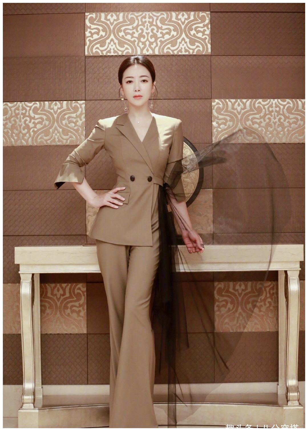 陈紫函造型真漂亮,卡其色西装知性大气,精致干练,显白又有活力_女性