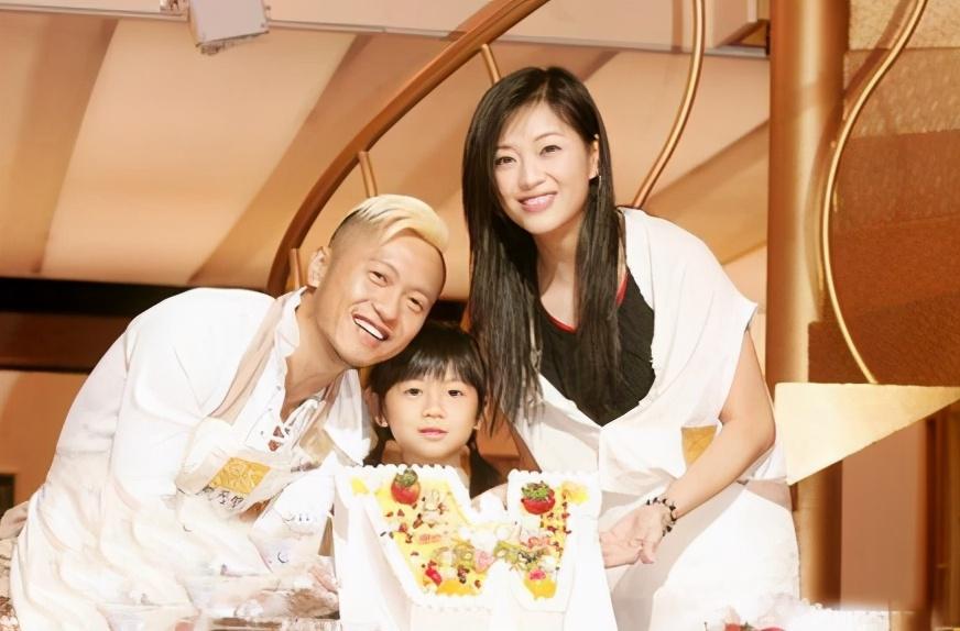 当年嫌弃男友穷分手,前男友演傻成名,她为家庭年近半百再复出_刘小慧