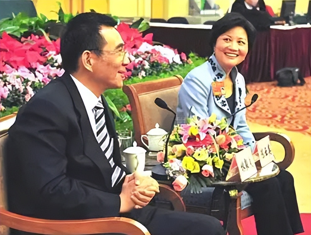 ",虽然当时两岸已经开放探亲,但林毅夫仍然被列入"禁入台湾"的黑名单