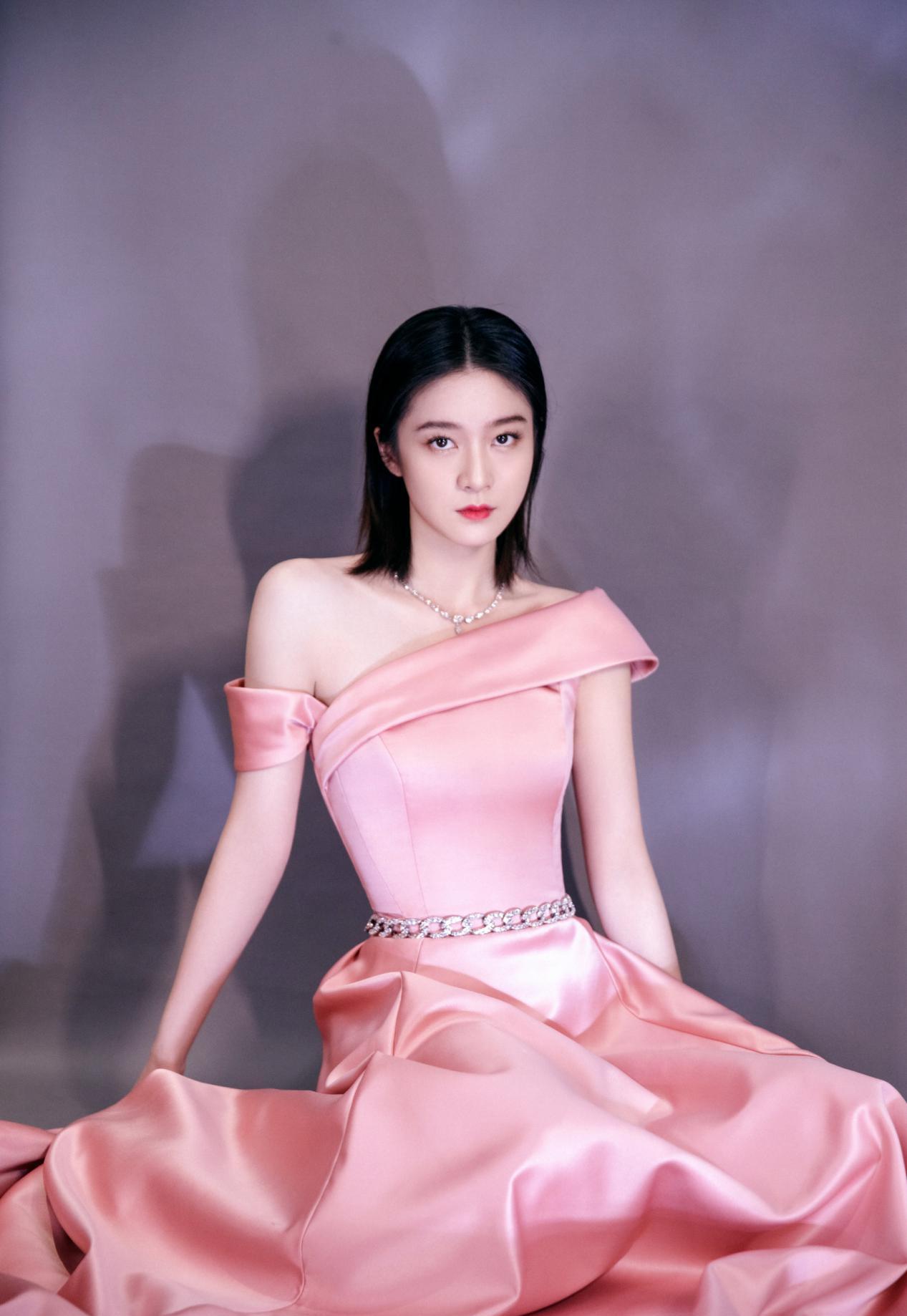 张雪迎"彩虹裙"太耀眼,"如丝"长裙灵动飘逸,不愧是气质小花_风格_身材