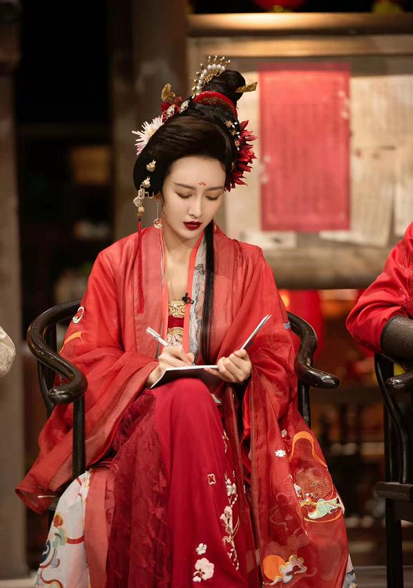 王鸥不愧是名侦颜值担当新一期花魁造型美到开挂封神身材绝了