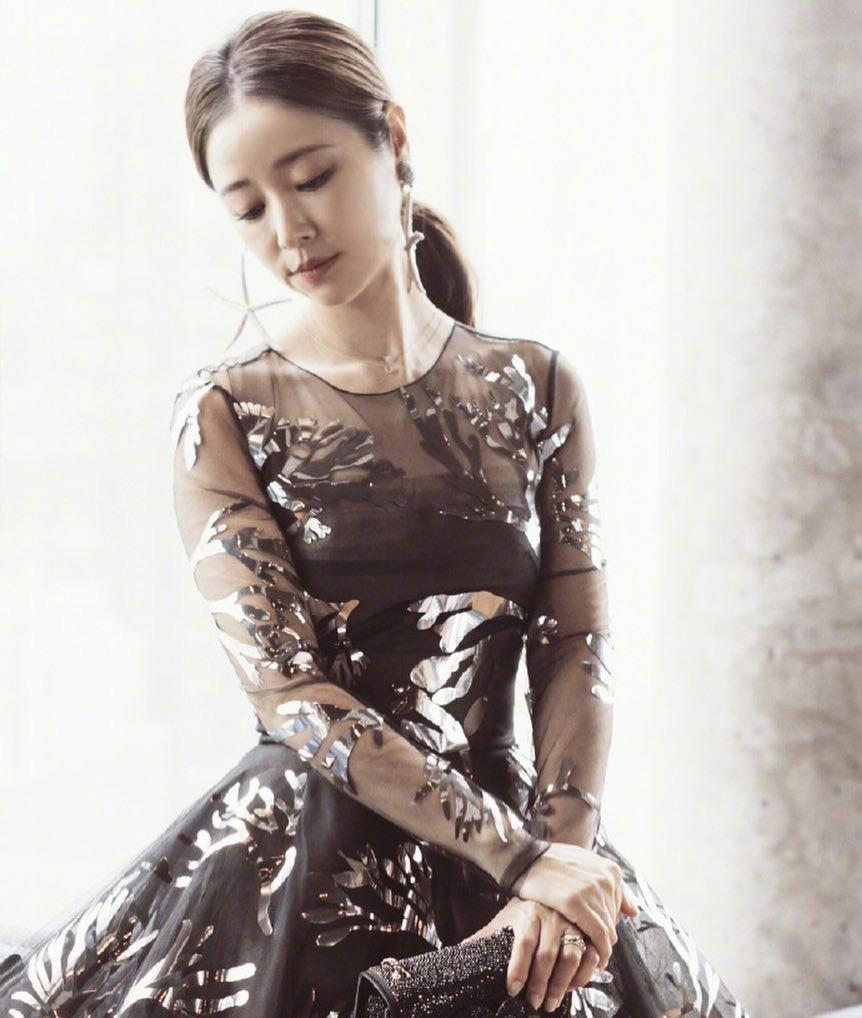 林心如知性而优雅穿长裙更有魅力