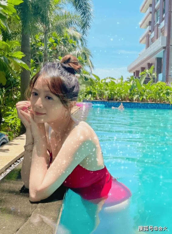 炫丰腴身材长腿惊艳,水上用餐好惬意_闲暇_事业_动作