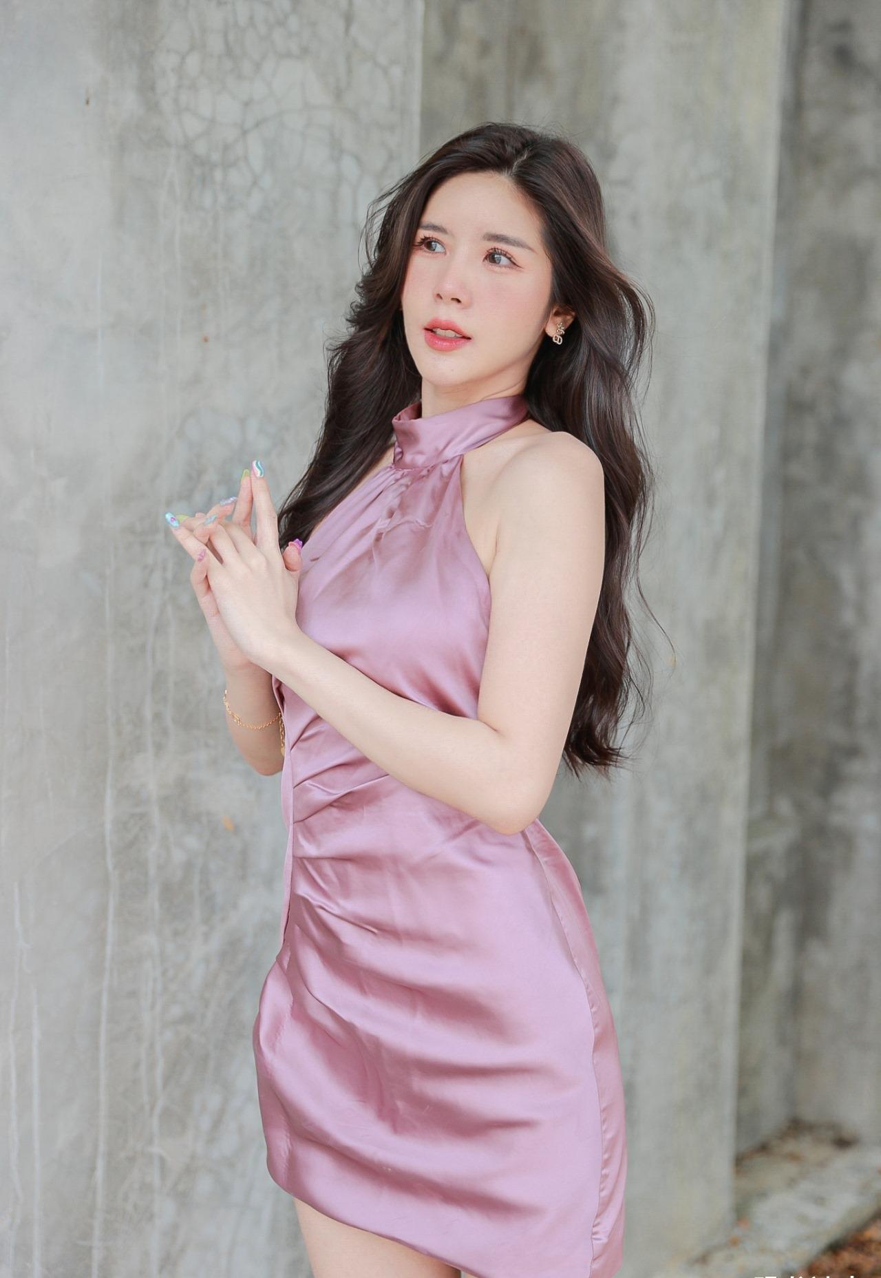 笑容甜美又阳光的国外美女,时尚清凉的夏日穿搭,展现出时尚好身材