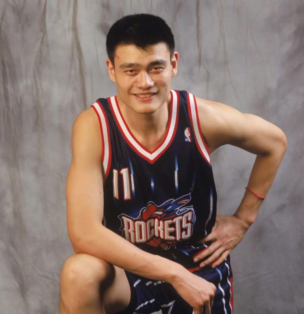 姚明是如何从初入nba时的"瘦竹竿"到被别人玩,成为可以一路硬扛奥尼尔