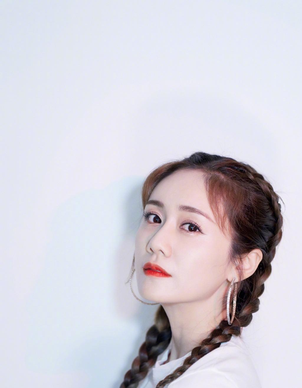 想不看刘芸都难,黑色时尚抹身材直接外穿,配红唇麻花辫俏皮又时尚