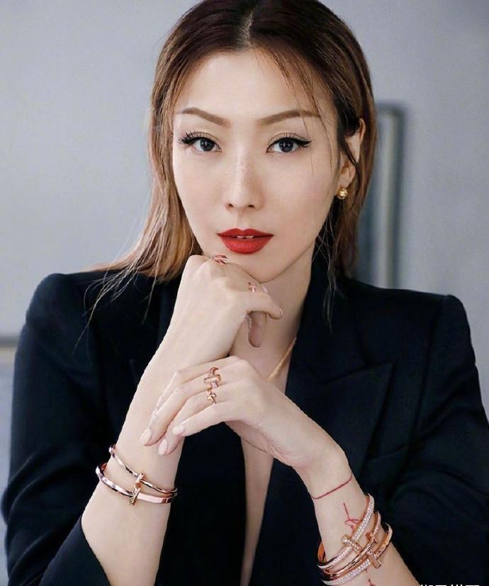 原创美女郑秀文已不同从前风格略显霸气时尚却完全没变