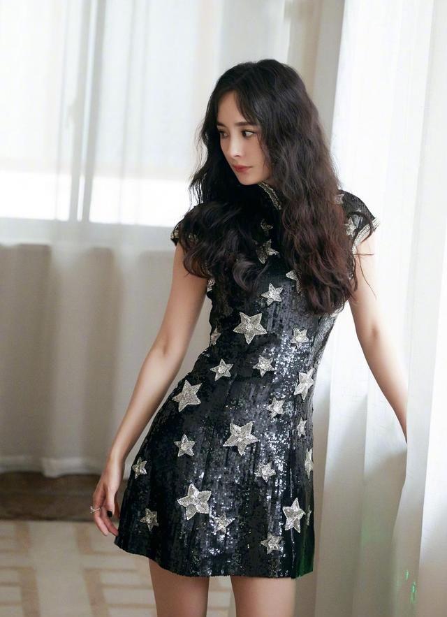 杨幂旗袍造型太惊艳,细腰翘臀长腿一样不落下,扎起双马尾更减龄_身材