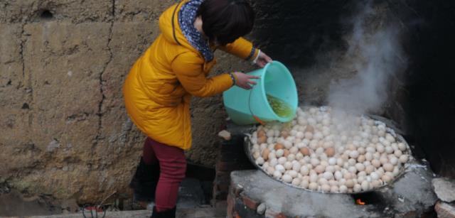 "童子尿煮鸡蛋",外地人看见就跑,当地人:带汤喝才好_美食_时候_味道