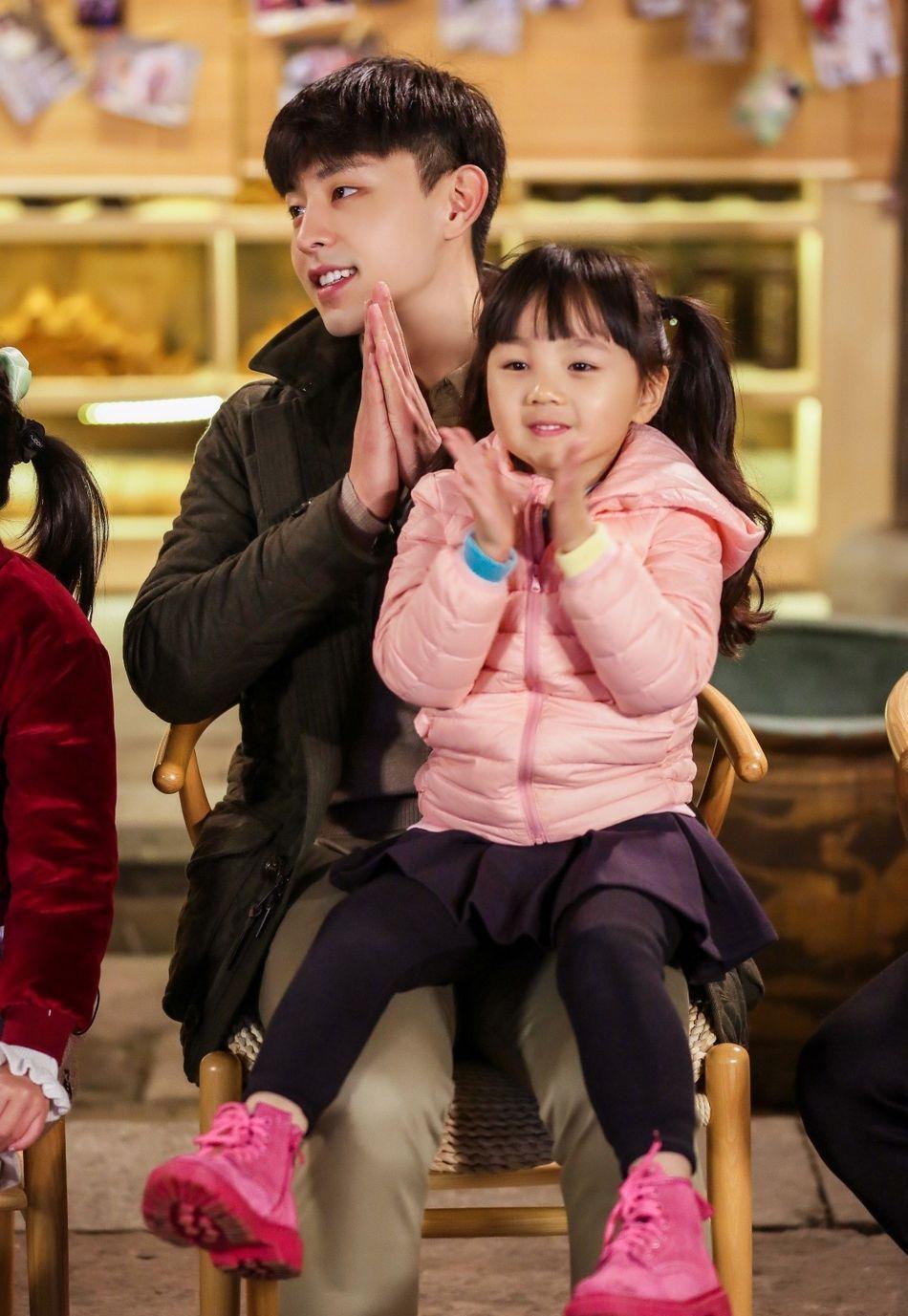 邓伦"女儿"小山竹,教妈妈拍辣妹照!