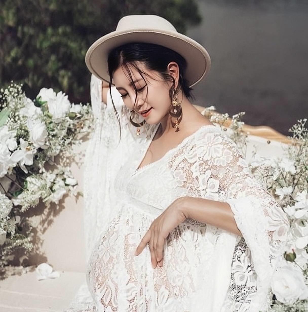 香港知名模特刚生完就晒出漂亮的孕肚照,婚前就和老公怀孕了_郭思