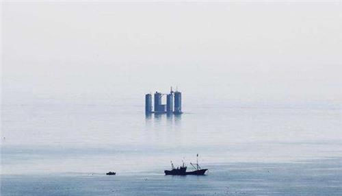1954年，爱琴海出现海市蜃楼，千年前的海盗在云层行走，至今成谜