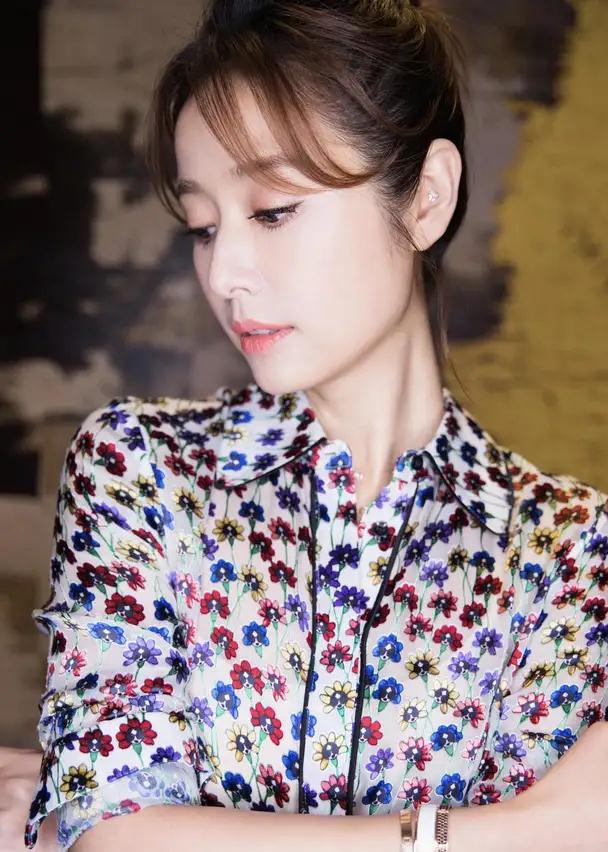 45岁林心如终于"装嫩"成功,穿碎花衬衫配彩虹半身裙,真像24岁_效果