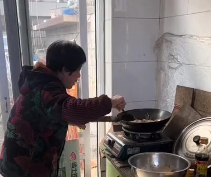 河北一女子生女儿遭婆婆嫌弃，80岁奶奶伺候坐月子，现场一幕泪奔