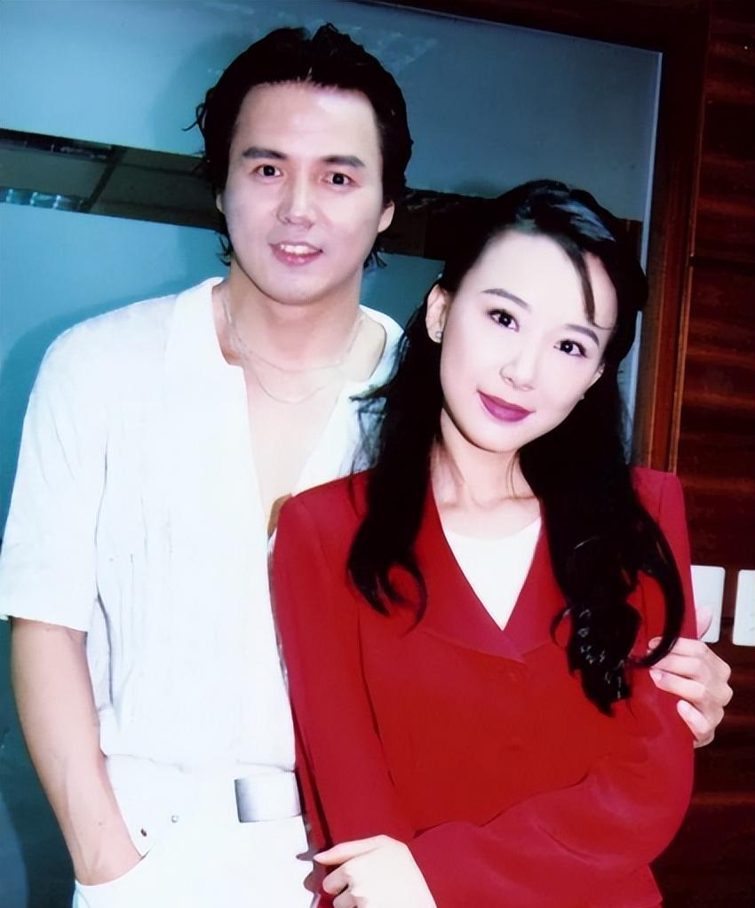 86,面容清秀,气质儒雅,妥妥的小鲜肉一枚,和巅峰时期的萧蔷站在一起