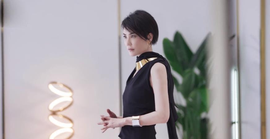 穿黑色背心套大金项圈彻底高调,52岁脖颈前倾太严重_造型_衣品_女性