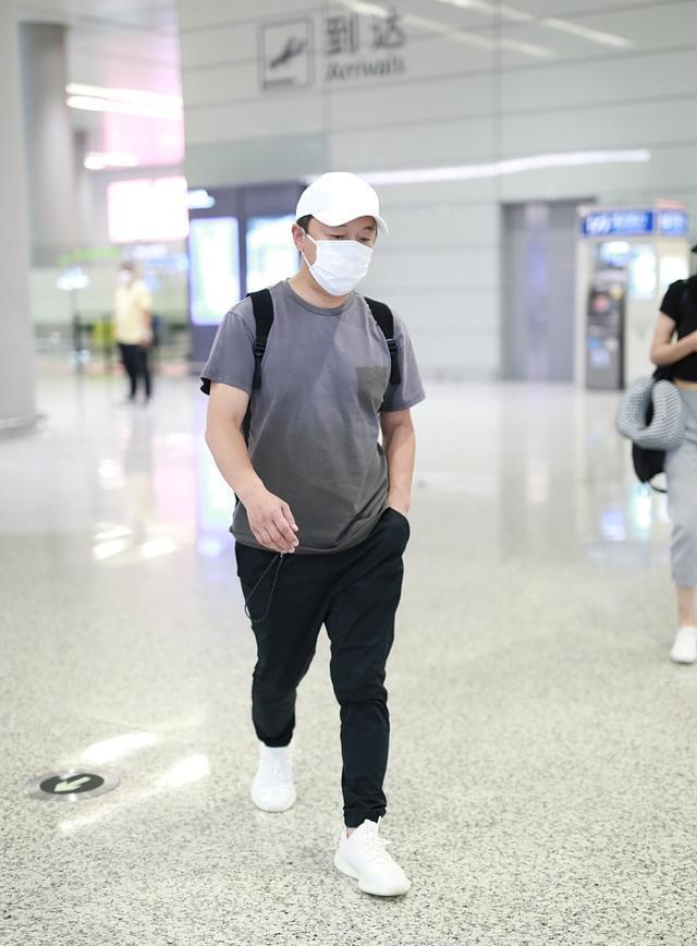 原创黄渤影帝气息好浓郁机场穿灰色渐变t吊裆黑裤有肚腩也不油腻