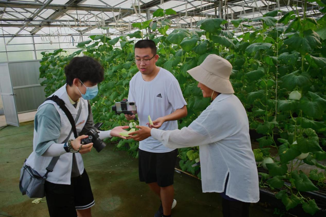 參觀伊始,團隊來到山東水之方生態農業科技有限公司所經營的現代農業