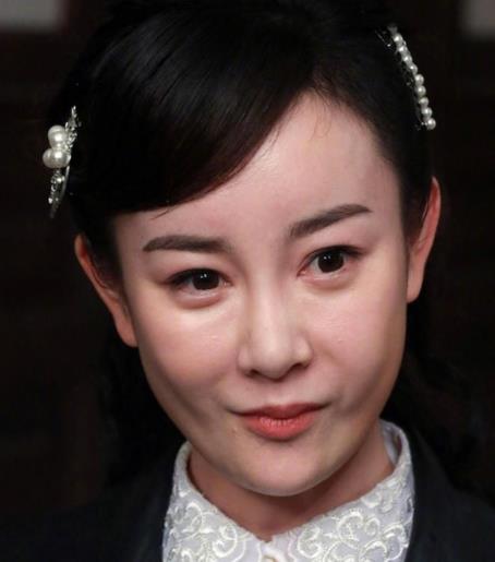 在之前张檬出席活动的照片来看,她的面部已经看起来非常僵硬了,整容