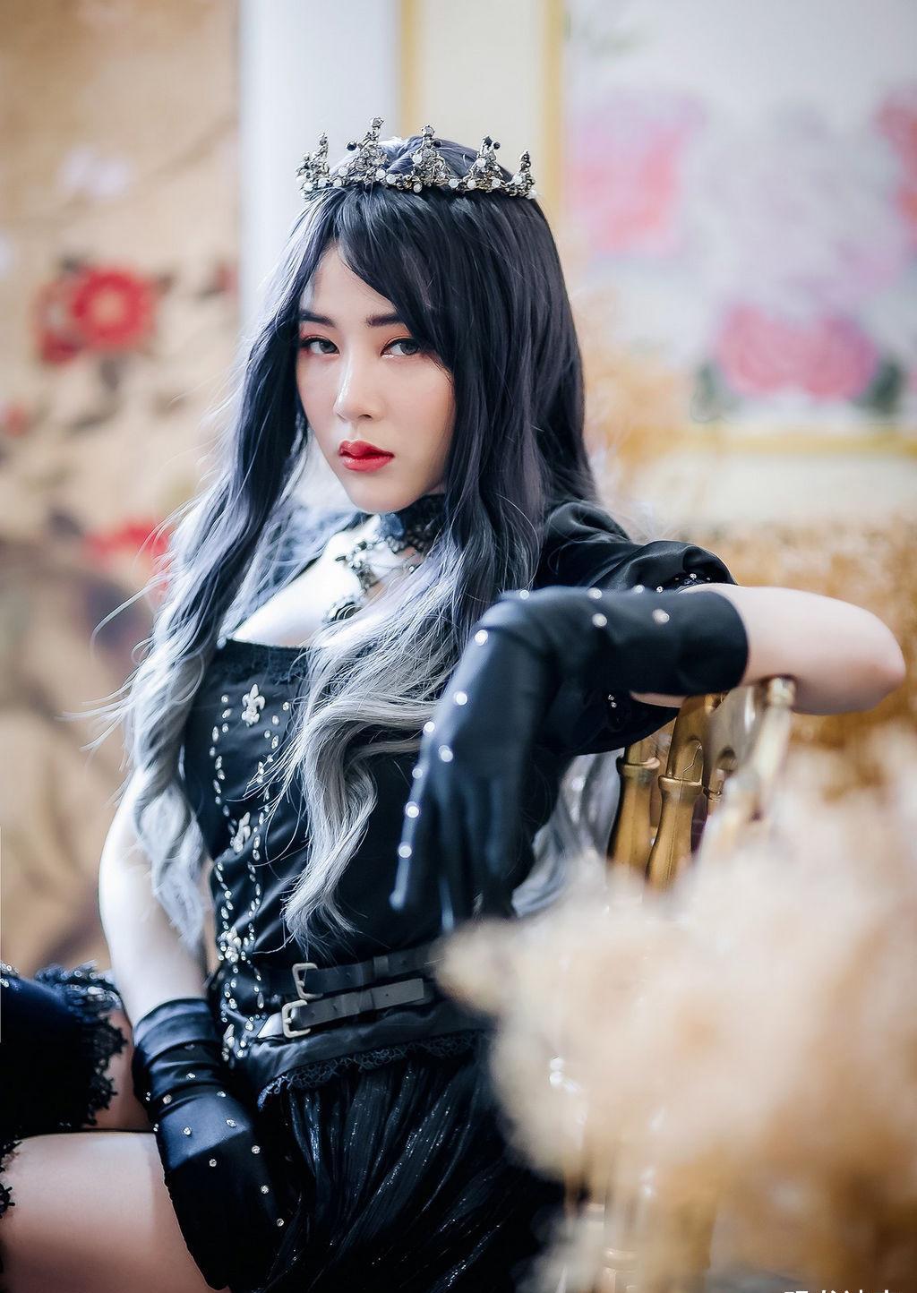 御姐范儿的时尚模特,穿了一身全黑色的女王装,时尚身材并不是最迷人的