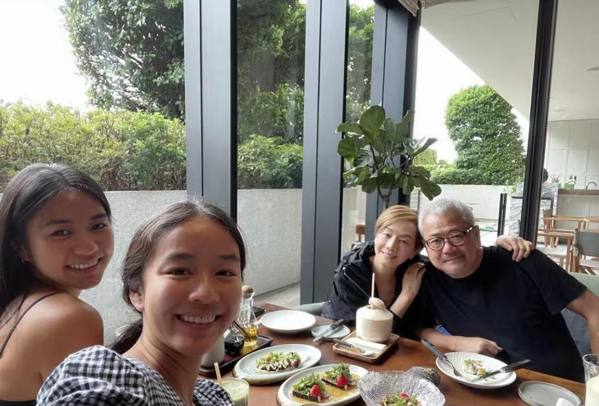 三婚老公白发苍老,俩女儿高颜值像妈_区丁平_一家人_香港