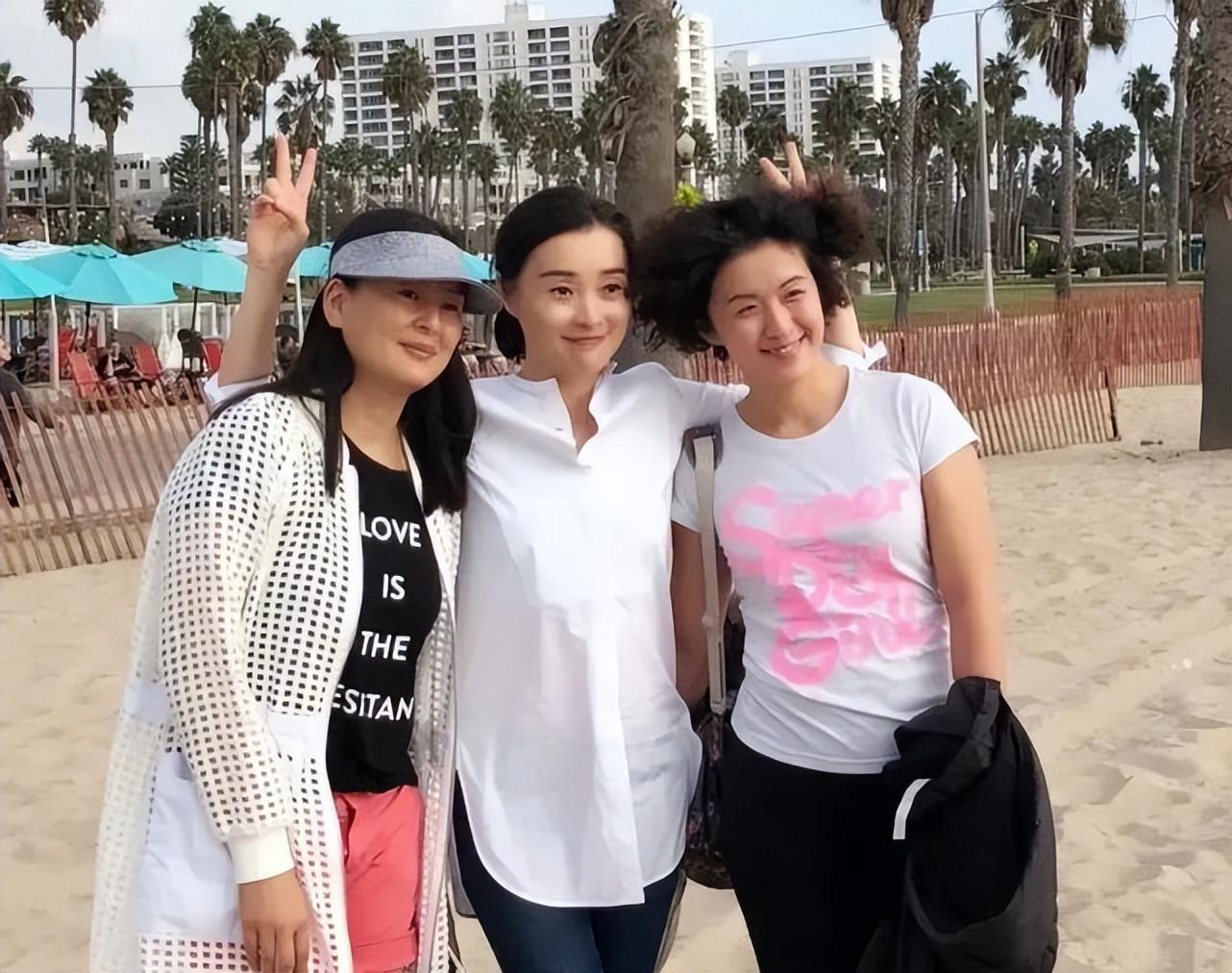 50岁吴越和42岁黄澜同框穿白衬衫配牛仔裤气质脱俗越老越耐看