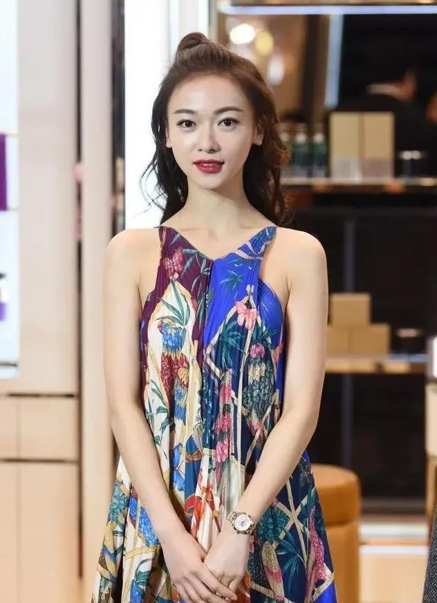 难怪吴谨言不爱穿无袖衫首次挑战暴露蝴蝶臂上帝是公平的