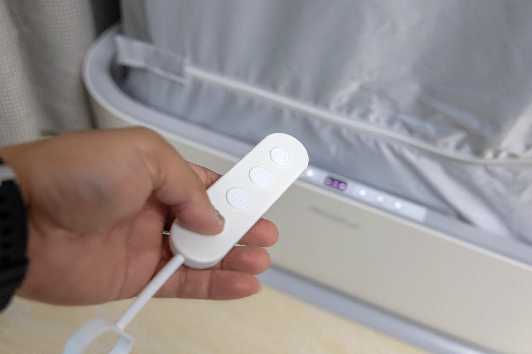 舒乐氏“全自动挂烫机”:能除皱,会烘干,家中衣物轻松护理