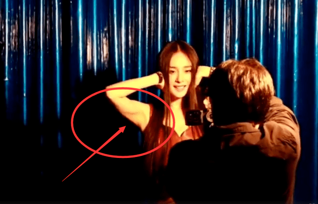 杨幂杂志原片曝光,没了百万修图,看到她腋下耷拉着的赘肉,吐了!