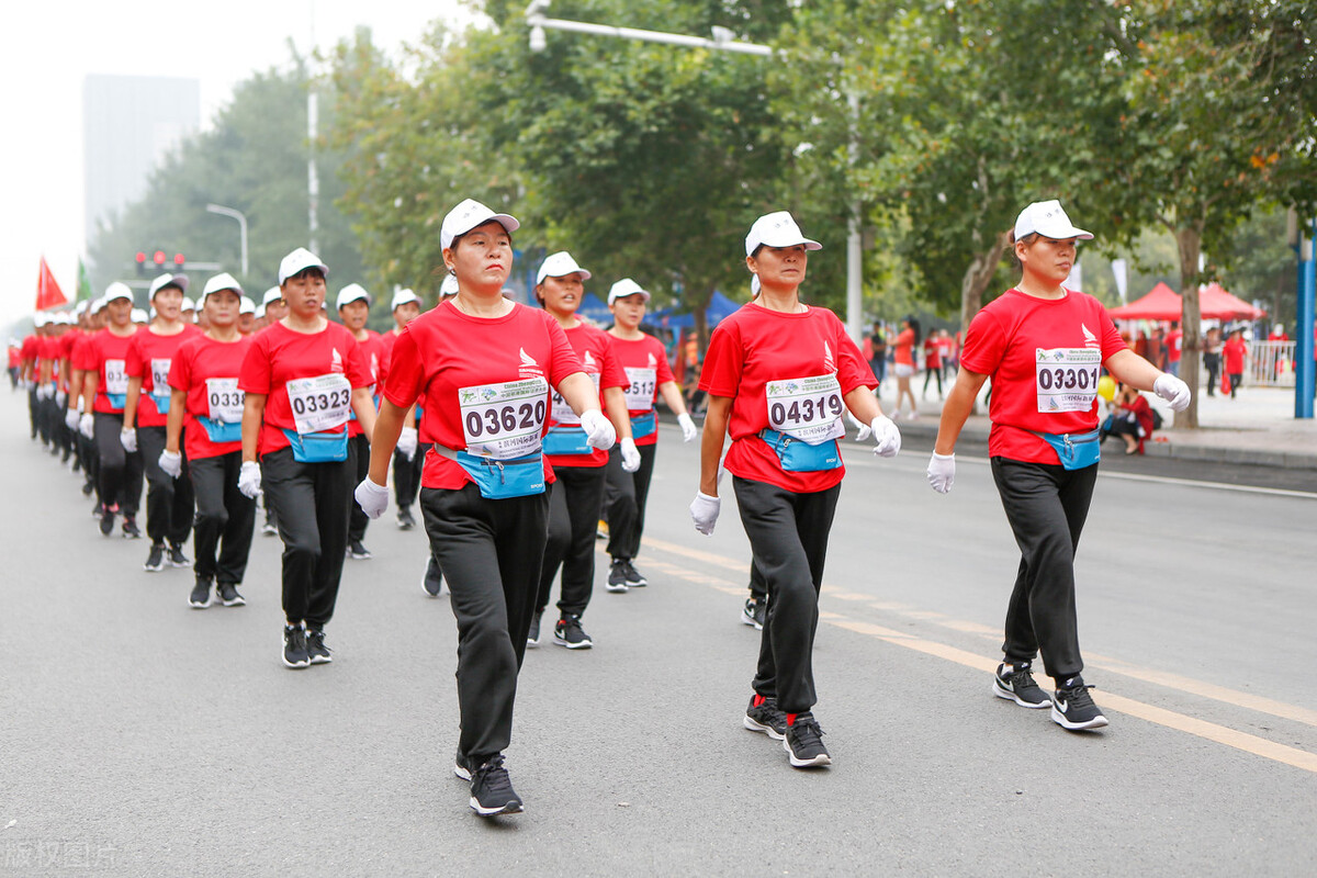 暴走团霸占机动车道,女司机一脚油门悲剧 了,再次上路穿反光衣_大妈